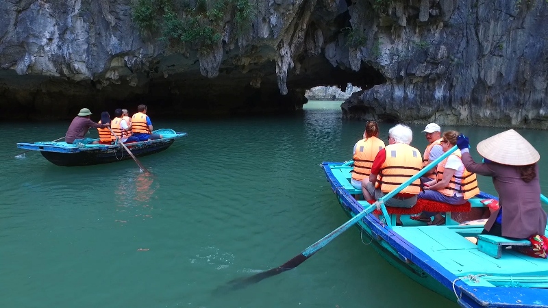 Du khách ngồi thuyền nan tham quan hồ Ba Hầm.
